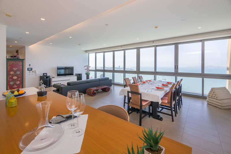 มุมมองจากบาร์อาหารเช้าตรงบริเวณนั่งเล่นและทานอาหาร