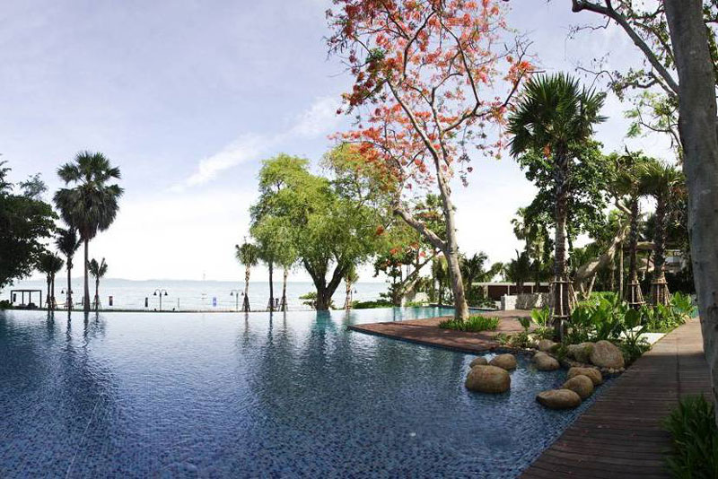  สวนและสระว่ายน้ำที่สวยงาม