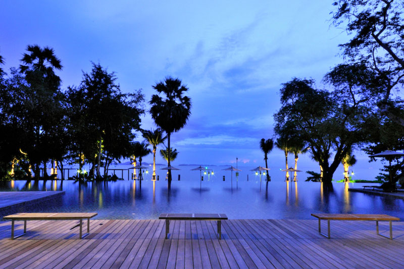 สระว่ายน้ำอินฟินิตี้ที่สวยงามที่มองเห็นวิวชายหาดและหมู่เกาะ