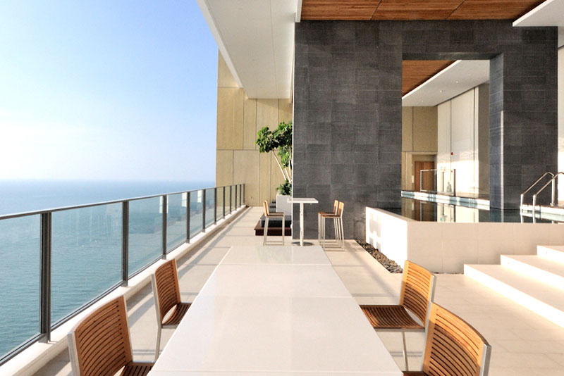 เลานจ์ สระว่ายน้ำ และพื้นที่พักผ่อนที่สวนลอยฟ้าชั้น 29