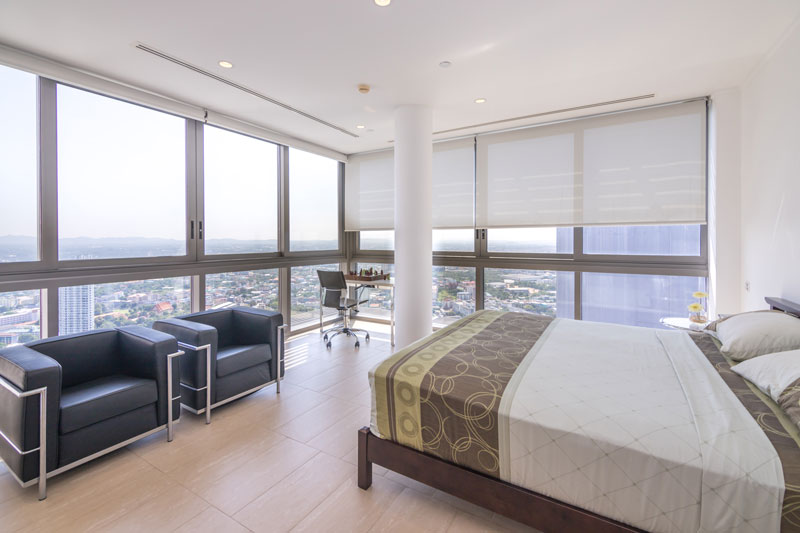 หนึ่งในสี่ห้องนอนสุดทันสมัย ทุกห้องมีทิวทัศน์ที่สวยงาม