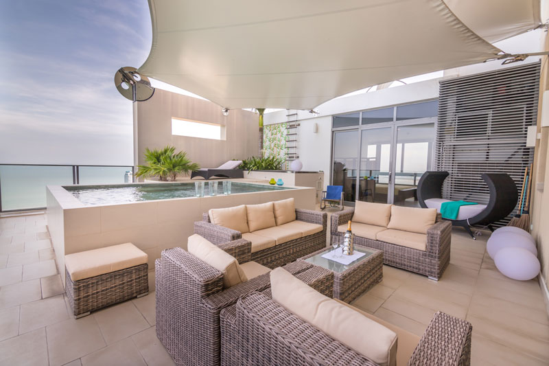 พื้นที่เลานจ์กลางแจ้งพร้อมสระว่ายน้ำส่วนตัว